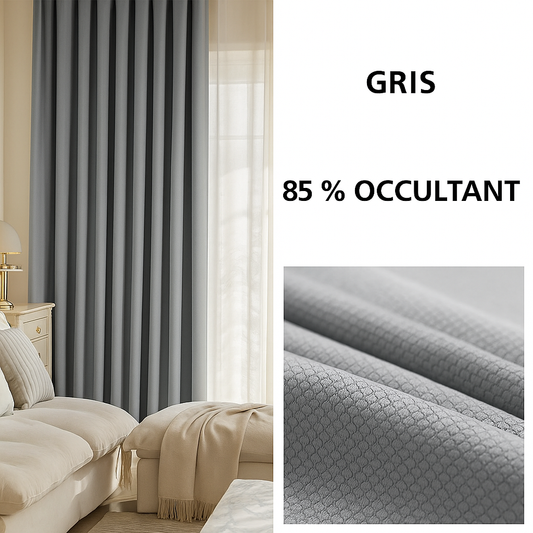 Rideau gris grande hauteur 85 % occultant installé dans un salon cosy avec un canapé beige et une lumière tamisée.