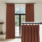 Rideaux marron à plis tapissier installés sur une tringle noire devant une fenêtre arquée, avec zoom sur le détail des plis.