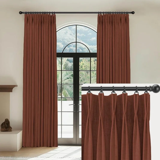 Rideaux marron à plis tapissier installés sur une tringle noire devant une fenêtre arquée, avec zoom sur le détail des plis.