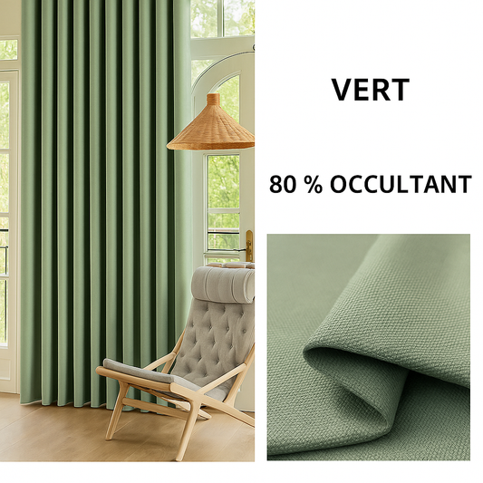 Présentation du rideau occultant vert clair, 80 % occultant, suspendu dans un salon lumineux avec un fauteuil en bois clair et un abat-jour en osier. Gros plan sur le tissu texturé vert.