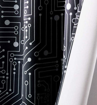 Rideau de douche au design moderne avec imprimé de circuit électronique, idéal pour une salle de bain contemporaine. Motif technologique unique apportant une touche futuriste à votre espace. Facile à installer et entretien sans souci, ce rideau se distingue par son esthétique innovante et captivante. Parfait pour les amateurs de décoration avant-gardiste.