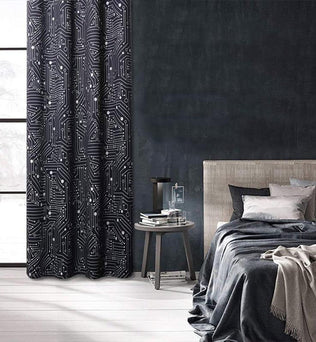 Rideau design moderne à motifs circuits imprimés, parfait pour une chambre contemporaine. Idéal pour ajouter une touche high-tech à votre décoration intérieure. S'intègre parfaitement avec des meubles élégants et des tonalités sombres. Charmant et fonctionnel pour une ambiance unique et sophistiquée.