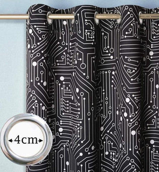 Rideau occultant design circuit imprimé noir et blanc, idéal pour la décoration intérieure moderne. Œillets de 4 cm pour une installation facile. Parfait pour améliorer l'obscurité et l'isolation thermique de la pièce tout en apportant une touche high-tech élégante.