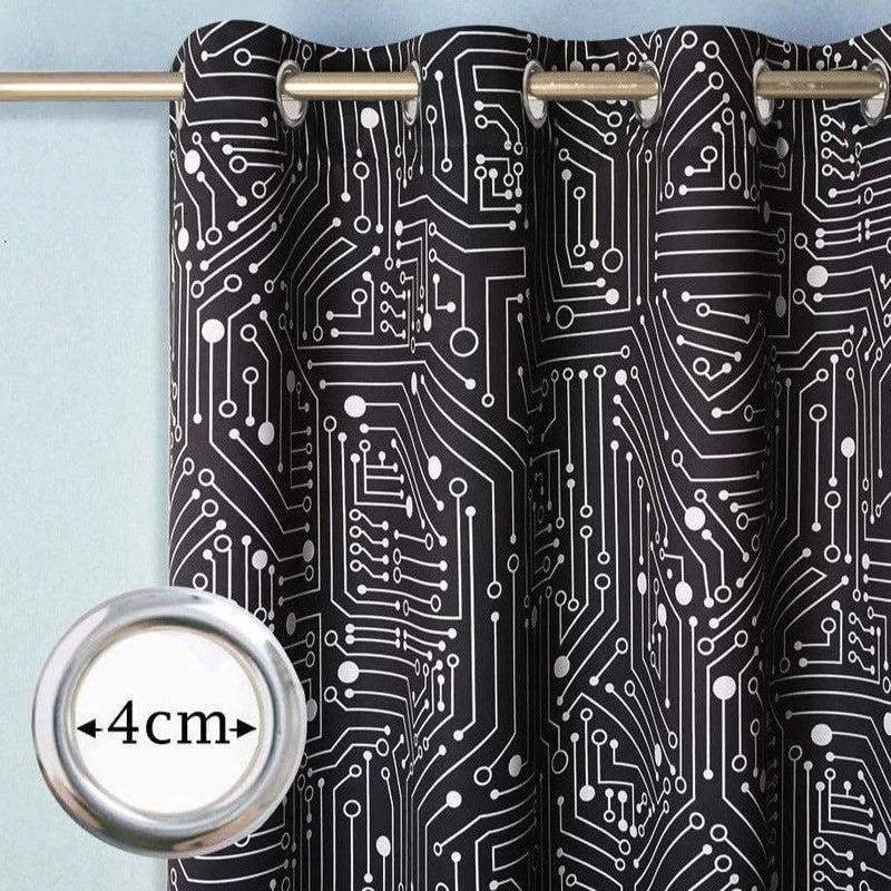 Rideau occultant design circuit imprimé noir et blanc, idéal pour la décoration intérieure moderne. Œillets de 4 cm pour une installation facile. Parfait pour améliorer l'obscurité et l'isolation thermique de la pièce tout en apportant une touche high-tech élégante.