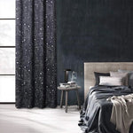 Rideau design moderne à motifs circuits imprimés, parfait pour une chambre contemporaine. Idéal pour ajouter une touche high-tech à votre décoration intérieure. S'intègre parfaitement avec des meubles élégants et des tonalités sombres. Charmant et fonctionnel pour une ambiance unique et sophistiquée.