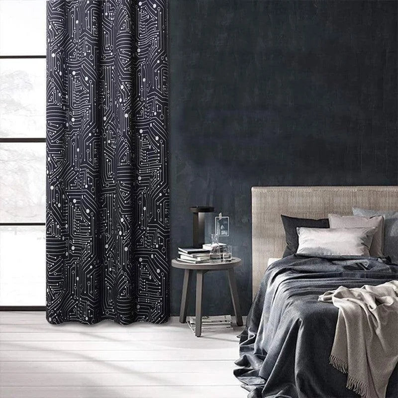 Rideau design moderne à motifs circuits imprimés, parfait pour une chambre contemporaine. Idéal pour ajouter une touche high-tech à votre décoration intérieure. S'intègre parfaitement avec des meubles élégants et des tonalités sombres. Charmant et fonctionnel pour une ambiance unique et sophistiquée.
