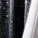 Rideau de douche au design moderne avec imprimé de circuit électronique, idéal pour une salle de bain contemporaine. Motif technologique unique apportant une touche futuriste à votre espace. Facile à installer et entretien sans souci, ce rideau se distingue par son esthétique innovante et captivante. Parfait pour les amateurs de décoration avant-gardiste.