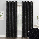 Rideaux occultants noirs avec motif élégant pour une décoration moderne. Ces rideaux offrent une excellente protection contre la lumière et s'intègrent harmonieusement dans un salon ou une chambre contemporaine. Accessoire idéal pour améliorer votre confort et apporter une touche de style à votre intérieur.