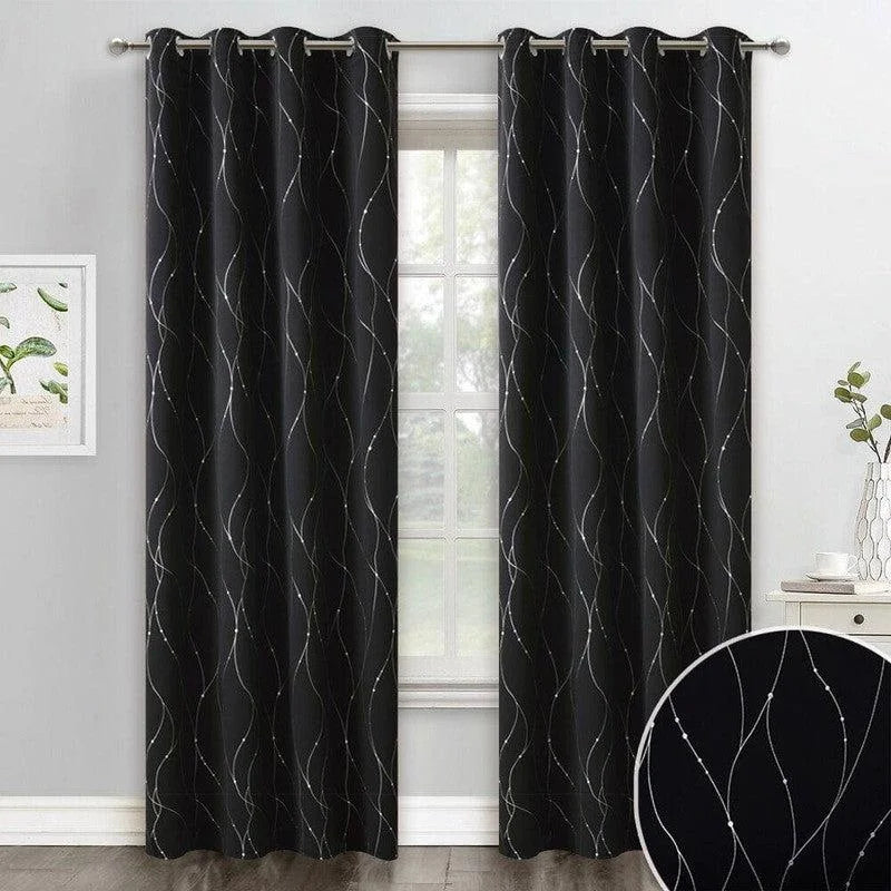 Rideaux occultants noirs avec motif élégant pour une décoration moderne. Ces rideaux offrent une excellente protection contre la lumière et s'intègrent harmonieusement dans un salon ou une chambre contemporaine. Accessoire idéal pour améliorer votre confort et apporter une touche de style à votre intérieur.