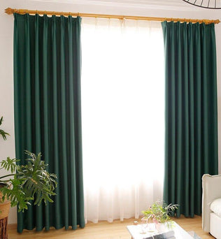 Rideaux occultants élégants de couleur verte, parfaits pour ajouter une touche moderne à votre salon. Ces rideaux longs apportent confort et intimité tout en rehaussant la décoration intérieure grâce à leur teinte riche. Idéaux pour les grandes fenêtres, ils s'intègrent harmonieusement dans un intérieur contemporain.