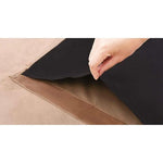 Image montrant une main soulevant un rabat d’un accessoire de protection de canapé. Ce produit innovant offre une solution pratique pour protéger le mobilier des taches et de l'usure quotidienne. Idéal pour les foyers souhaitant préserver l'apparence de leurs meubles tout en ajoutant une couche de protection supplémentaire.