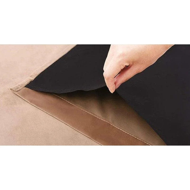 Image montrant une main soulevant un rabat d’un accessoire de protection de canapé. Ce produit innovant offre une solution pratique pour protéger le mobilier des taches et de l'usure quotidienne. Idéal pour les foyers souhaitant préserver l'apparence de leurs meubles tout en ajoutant une couche de protection supplémentaire.