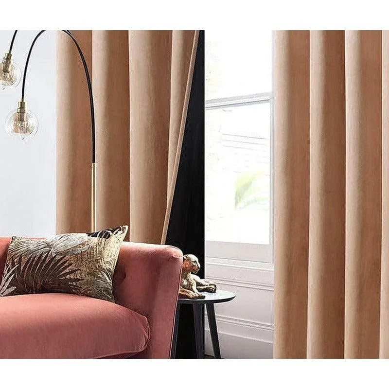 Rideaux élégants beiges pour salon moderne avec canapé rose, combinant style contemporain et confort. Parfaits pour tamiser la lumière et ajouter une touche chaleureuse à votre intérieur. Accessoirisés avec un coussin à motifs naturels, ces rideaux complètent une décoration sophistiquée. Explorons l'harmonie entre design épuré et élégance discrète pour une ambiance accueillante et raffinée. Idéal pour ceux qui cherchent à rehausser le décor de leur espace de vie