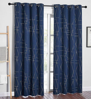 Rideaux élégants colorés bleu marine avec motifs géométriques, larges anneaux pour tringles, parfaits pour le salon moderne, apportant une touche contemporaine et sophistiquée à votre décoration intérieure. Fenêtre lumineuse en arrière-plan, accompagnée d'une échelle décorative en bois. Idéal pour optimiser la luminosité tout en préservant l'intimité.