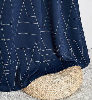 Rideau bleu avec motifs géométriques blancs, parfait pour ajouter une touche moderne et élégante à votre intérieur. Idéal pour le salon ou la chambre, ce rideau allie style contemporain et design sophistiqué. Accessoire décoratif tendance, il s'harmonise facilement avec différents styles de décoration.