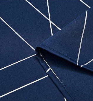 Image d'un élégant tissu bleu à motifs géométriques blancs, idéal pour la décoration intérieure ou la confection de vêtements modernes. Design contemporain, parfait pour apporter une touche de sophistication à votre style personnel ou à votre intérieur.