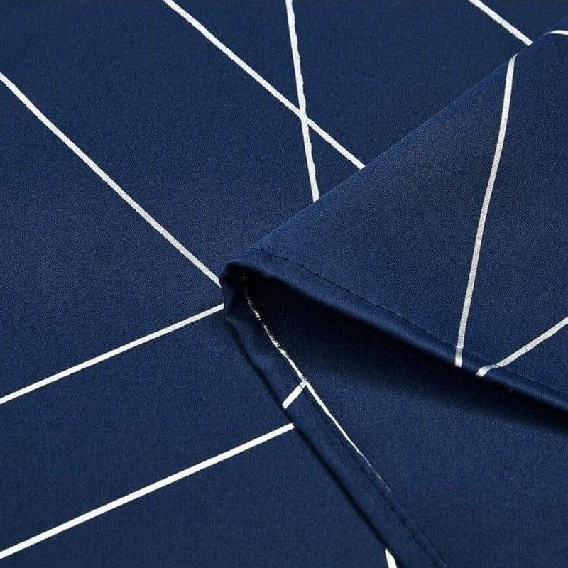 Image d'un élégant tissu bleu à motifs géométriques blancs, idéal pour la décoration intérieure ou la confection de vêtements modernes. Design contemporain, parfait pour apporter une touche de sophistication à votre style personnel ou à votre intérieur.