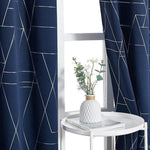 Rideaux élégants de couleur bleue avec motifs géométriques, parfaits pour apporter une touche moderne à votre intérieur. Idéal pour le salon ou la chambre, ce design raffiné s'adapte à divers styles de décoration. Le vase décoratif placé sur la table blanche ajoute une note de fraîcheur à l'ensemble de la pièce.