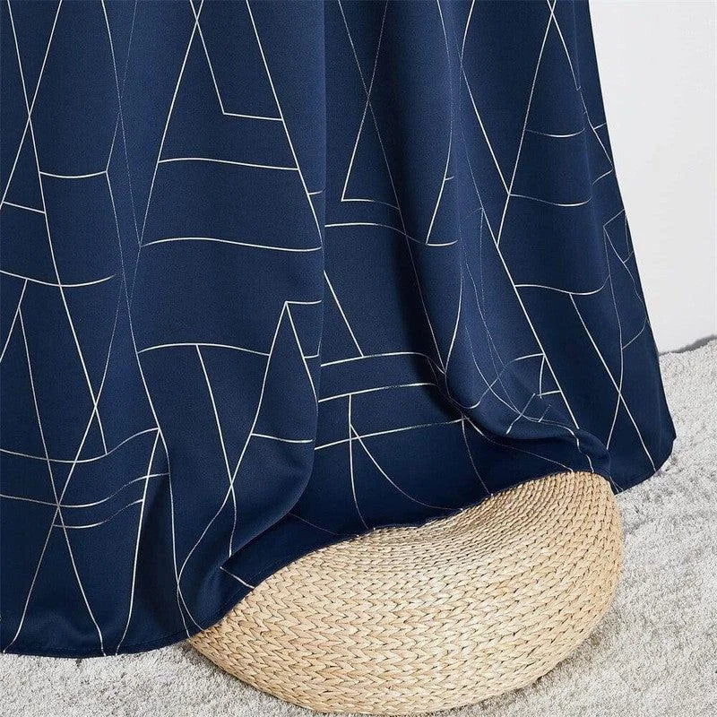 Rideau bleu avec motifs géométriques blancs, parfait pour ajouter une touche moderne et élégante à votre intérieur. Idéal pour le salon ou la chambre, ce rideau allie style contemporain et design sophistiqué. Accessoire décoratif tendance, il s'harmonise facilement avec différents styles de décoration.
