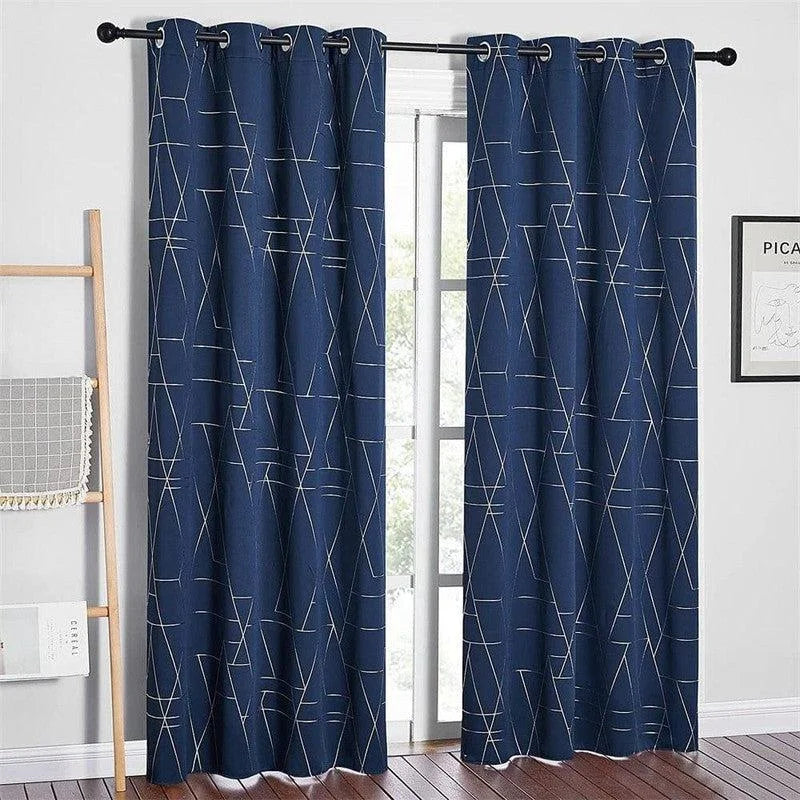 Rideaux élégants colorés bleu marine avec motifs géométriques, larges anneaux pour tringles, parfaits pour le salon moderne, apportant une touche contemporaine et sophistiquée à votre décoration intérieure. Fenêtre lumineuse en arrière-plan, accompagnée d'une échelle décorative en bois. Idéal pour optimiser la luminosité tout en préservant l'intimité.