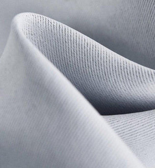 Texture de tissu gris clair avec motif subtil en relief, parfait pour la décoration intérieure et la confection de vêtements tendance. Idéal pour créer une atmosphère élégante et moderne.