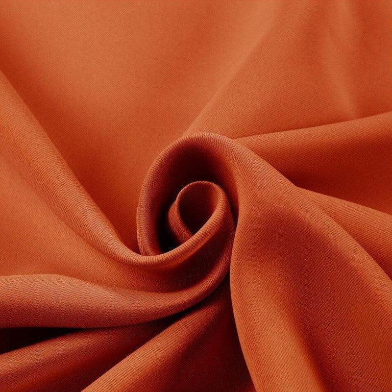 Tissu de couleur orange vif élégant, texture douce et fluide, parfait pour la confection de vêtements tendance et modernes.
