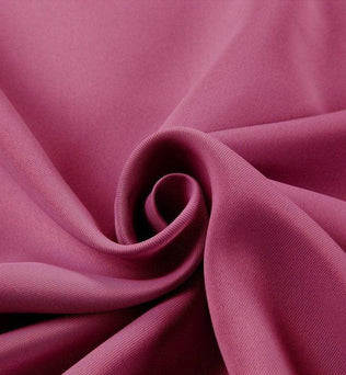 Tissu rose framboise drapé avec élégance, idéal pour des créations de couture tendance. Profitez de son allure chic pour vos projets de mode et décoration.