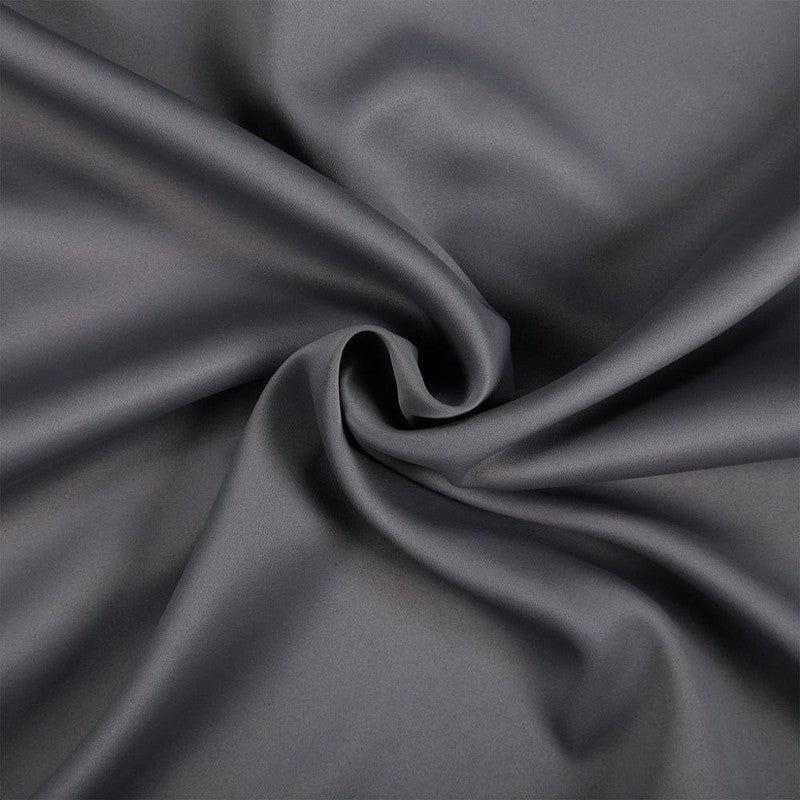 Texture d'un tissu gris élégant, fluide et doux. Idéal pour la décoration intérieure, vêtements et accessoires. Le drapé ajoute une touche sophistiquée à tout projet couture ou design.
