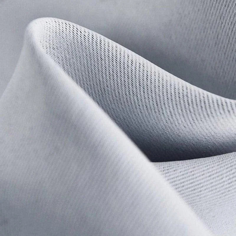 Texture de tissu gris clair avec motif subtil en relief, parfait pour la décoration intérieure et la confection de vêtements tendance. Idéal pour créer une atmosphère élégante et moderne.