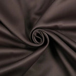 Tissu de couleur marron foncé, soigneusement enroulé, idéal pour la couture et la décoration intérieure. Ce textile est parfait pour apporter une touche d'élégance et de chaleur à votre intérieur.