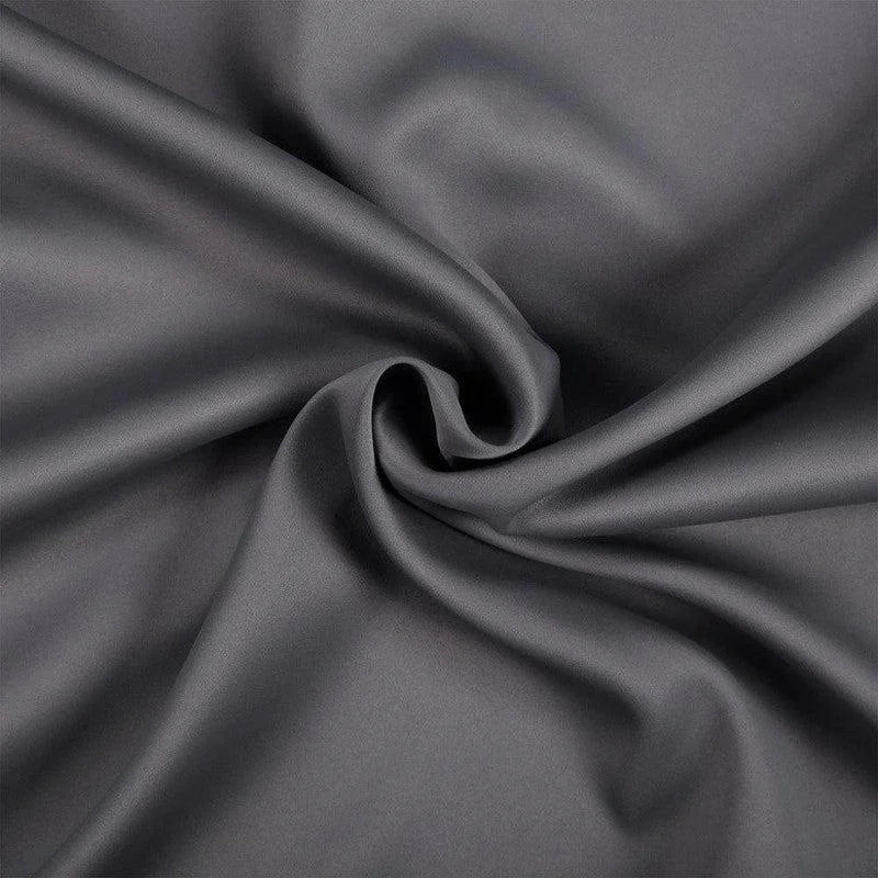 Texture d'un tissu gris élégant, fluide et doux. Idéal pour la décoration intérieure, vêtements et accessoires. Le drapé ajoute une touche sophistiquée à tout projet couture ou design.