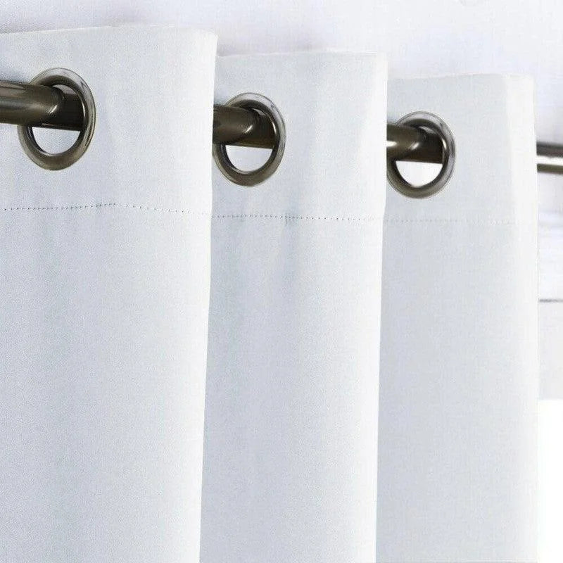 Rideaux blancs à œillets pour maison moderne, solution élégante et pratique pour habiller les fenêtres, idéal pour décoration d'intérieur, ajustement facile sur tringles standards, design sobre et épuré.