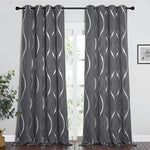 Paire de rideaux gris anthracite avec motifs géométriques modernes, idéale pour ajouter une touche élégante à votre salon. Ces rideaux occultants garantissent une ambiance tamisée en bloquant efficacement la lumière extérieure. Parfaits pour une décoration intérieure contemporaine, ces rideaux apportent à la fois style et fonctionnalité à n'importe quelle pièce. Faciles à installer grâce aux œillets intégrés sur une tringle standard.