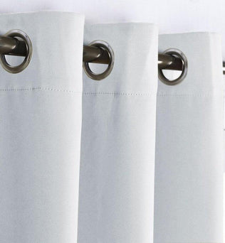 Rideaux blancs modernes avec œillets métalliques, parfaits pour une décoration intérieure élégante et lumineuse. Idéal pour un salon ou une chambre à coucher. Produit fonctionnel et esthétiquement plaisant.