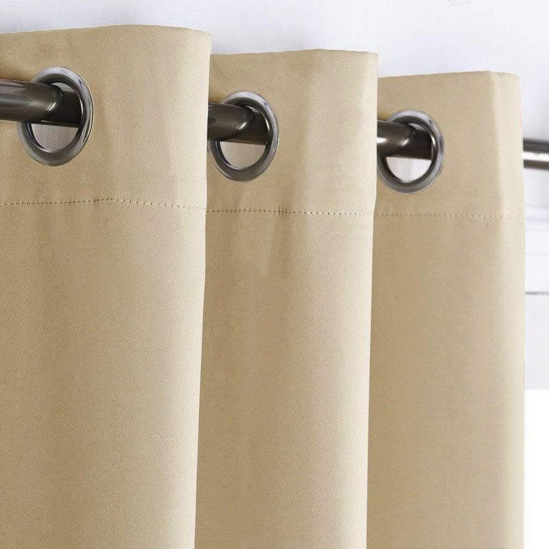 Rideau beige moderne avec œillets métalliques. Idéal pour une décoration intérieure élégante, ce rideau s'adapte facilement à tout type de tringle. Parfait pour les salons, chambres ou bureaux, il apporte une touche de sobriété et de raffinement à votre espace.