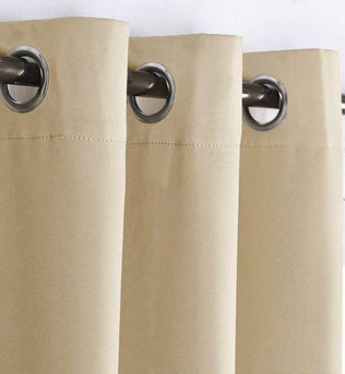 Rideau beige moderne avec œillets métalliques. Idéal pour une décoration intérieure élégante, ce rideau s'adapte facilement à tout type de tringle. Parfait pour les salons, chambres ou bureaux, il apporte une touche de sobriété et de raffinement à votre espace.