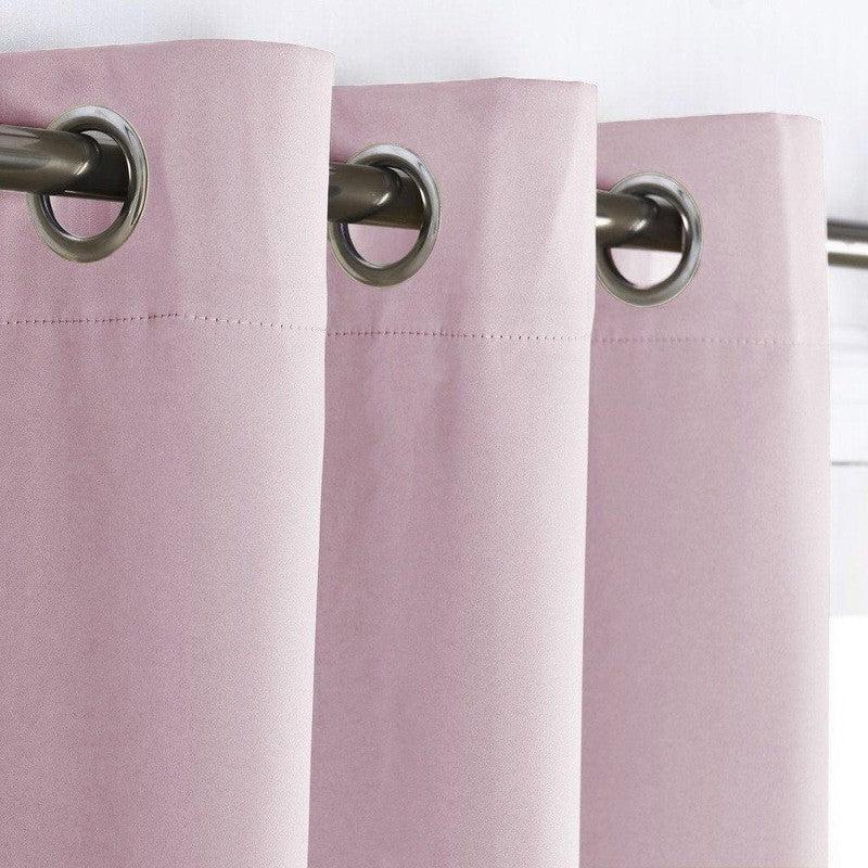Rideaux rose pâle avec œillets argentés, idéaux pour une décoration intérieure moderne et élégante. Ces rideaux offrent une solution pratique et chic pour embellir vos fenêtres et personnaliser votre espace de vie. Parfaits pour une chambre ou un salon, ils ajoutent une touche de douceur et de sophistication à votre intérieur.