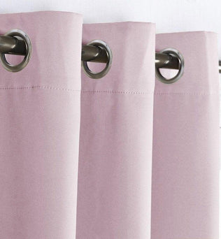 Rideaux rose pâle avec œillets argentés, idéaux pour une décoration intérieure moderne et élégante. Ces rideaux offrent une solution pratique et chic pour embellir vos fenêtres et personnaliser votre espace de vie. Parfaits pour une chambre ou un salon, ils ajoutent une touche de douceur et de sophistication à votre intérieur.