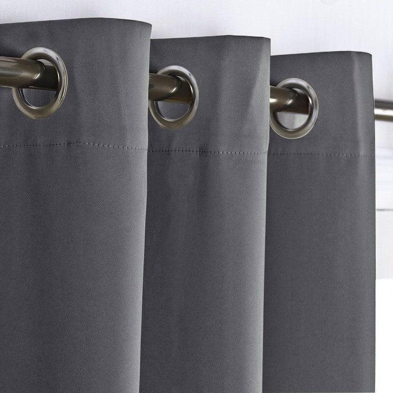 Rideau gris moderne avec oeillets métalliques, idéal pour une décoration intérieure élégante et contemporaine. Parfait pour bloquer la lumière tout en ajoutant une touche de sophistication à votre salon, chambre ou bureau. Disponible dans plusieurs dimensions pour s'adapter à tous les types de fenêtres. Installation facile grâce à ses oeillets robustes.