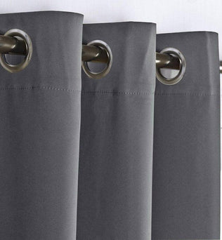 Rideau gris moderne avec oeillets métalliques, idéal pour une décoration intérieure élégante et contemporaine. Parfait pour bloquer la lumière tout en ajoutant une touche de sophistication à votre salon, chambre ou bureau. Disponible dans plusieurs dimensions pour s'adapter à tous les types de fenêtres. Installation facile grâce à ses oeillets robustes.