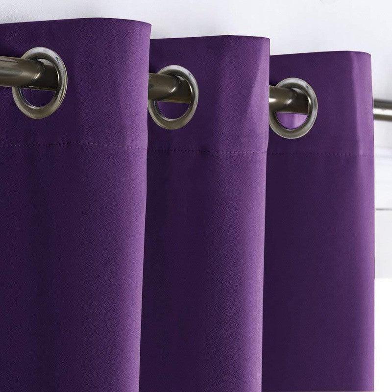 Rideau violet à œillets, idéal pour ajouter une touche de couleur et de modernité à votre intérieur. Parfait pour la chambre ou le salon, ce rideau élégant s'installe facilement sur une tringle standard, offrant une solution pratique et esthétique pour habiller vos fenêtres.