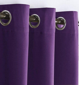 Rideau violet à œillets, idéal pour ajouter une touche de couleur et de modernité à votre intérieur. Parfait pour la chambre ou le salon, ce rideau élégant s'installe facilement sur une tringle standard, offrant une solution pratique et esthétique pour habiller vos fenêtres.