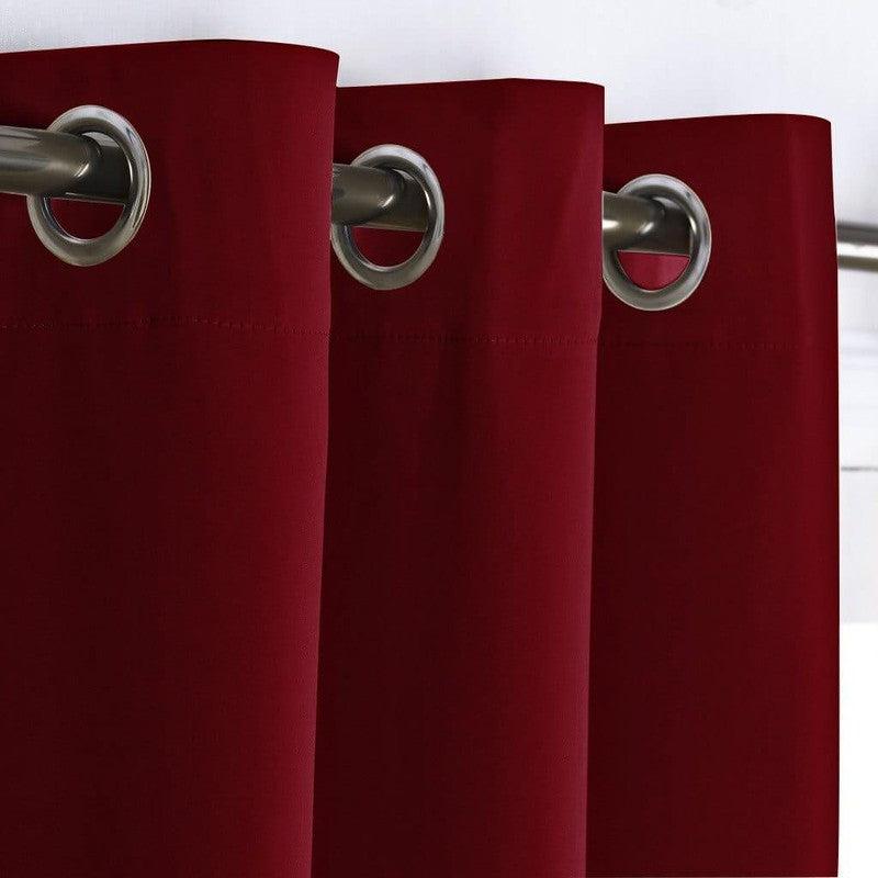 Rideau rouge élégant avec des œillets métalliques, offrant une solution moderne et pratique pour habiller vos fenêtres tout en ajoutant une touche de sophistication à votre intérieur. Parfait pour le salon, la chambre ou le bureau, ce rideau assure une ambiance chaleureuse et intime.