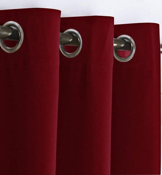 Rideau rouge élégant avec des œillets métalliques, offrant une solution moderne et pratique pour habiller vos fenêtres tout en ajoutant une touche de sophistication à votre intérieur. Parfait pour le salon, la chambre ou le bureau, ce rideau assure une ambiance chaleureuse et intime.