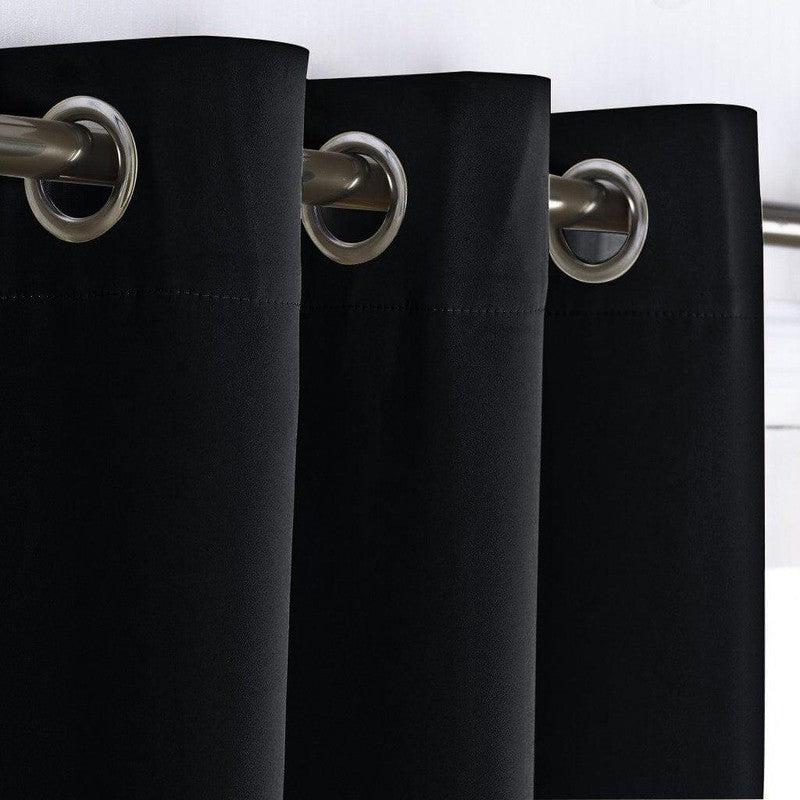 Rideau occultant noir avec œillets, idéal pour bloquer la lumière et améliorer l'intimité de votre espace. Parfait pour une chambre à coucher, un salon ou un bureau, cet accessoire décoratif ajoute une touche élégante tout en assurant une ambiance sombre et paisible. Solution pratique pour réduire les nuisances sonores et préserver l'intimité de votre intérieur. Facile à installer sur tous types de tringles.