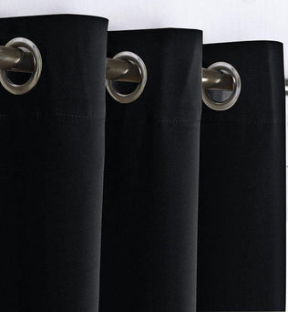 Rideau occultant noir avec œillets, idéal pour bloquer la lumière et améliorer l'intimité de votre espace. Parfait pour une chambre à coucher, un salon ou un bureau, cet accessoire décoratif ajoute une touche élégante tout en assurant une ambiance sombre et paisible. Solution pratique pour réduire les nuisances sonores et préserver l'intimité de votre intérieur. Facile à installer sur tous types de tringles.