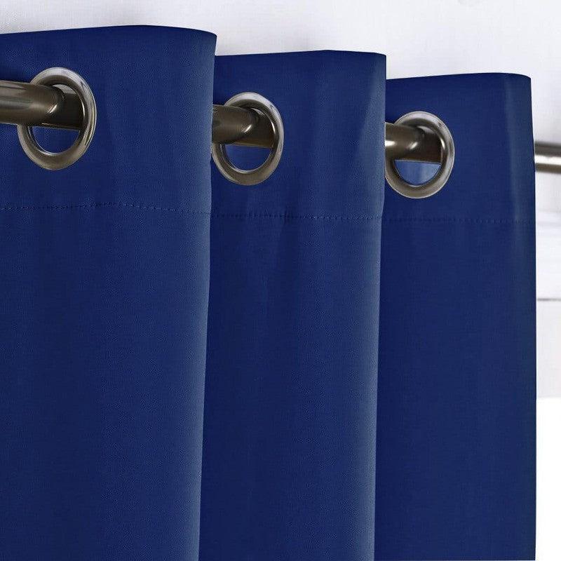 Rideaux bleu marine avec œillets en métal, parfaits pour ajouter une touche élégante à votre décoration d'intérieur. Faciles à installer, ces rideaux conviennent à toute tringle de salon ou chambre, offrant un style contemporain et épuré. Idéals pour contrôler la lumière et préserver l'intimité de votre espace de vie.