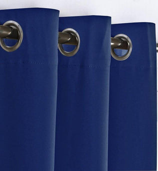 Rideaux bleu marine avec œillets en métal, parfaits pour ajouter une touche élégante à votre décoration d'intérieur. Faciles à installer, ces rideaux conviennent à toute tringle de salon ou chambre, offrant un style contemporain et épuré. Idéals pour contrôler la lumière et préserver l'intimité de votre espace de vie.