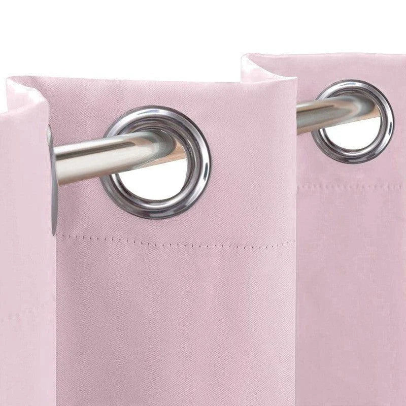 Rideau d'intérieur rose pâle avec œillets métalliques pour tringle, idéal pour une décoration élégante et moderne. Accessoire parfait pour ajouter une touche de couleur douce à n'importe quelle pièce.