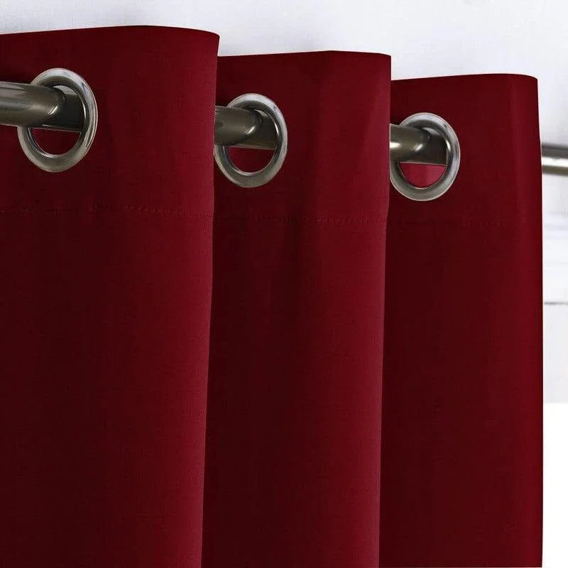 Rideau rouge élégant avec des œillets métalliques, offrant une solution moderne et pratique pour habiller vos fenêtres tout en ajoutant une touche de sophistication à votre intérieur. Parfait pour le salon, la chambre ou le bureau, ce rideau assure une ambiance chaleureuse et intime.